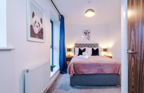 Failsworth House | Stunning Manchester House Sleeps 10 with Parking by PureStay - Short Stays & Accommodation