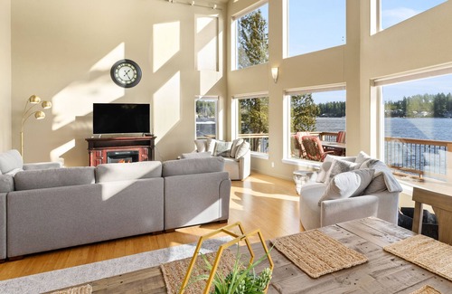 Grapeview House | Stunning Mason Lake Waterfront Home