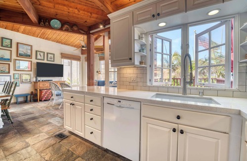 Mission Beach House | Stunning Mission Beach Home - Steps to the Sand!