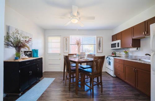 Airport Township Apartment | Stunning Modern Apartment with King Bed - 5 Mins to Creve Coeur Lake