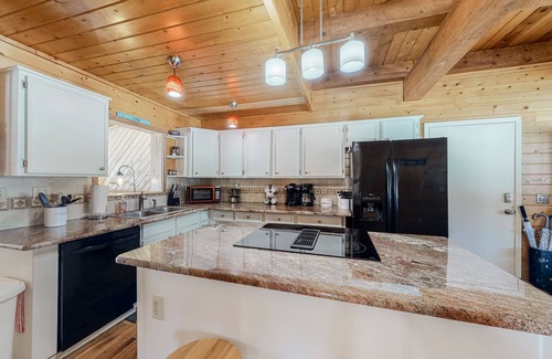 South Fork House | Stunning modern cabin w/private hot tub, wood stove, firepit - two dogs welcome