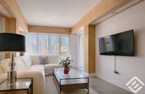 Griffintown Condo | Stunning & Modern Downtown Montreal Condo (2bds)