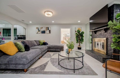 Houston House | Stunning Modern Dream Home |5-BD/2.5-BA, Sleeps 14