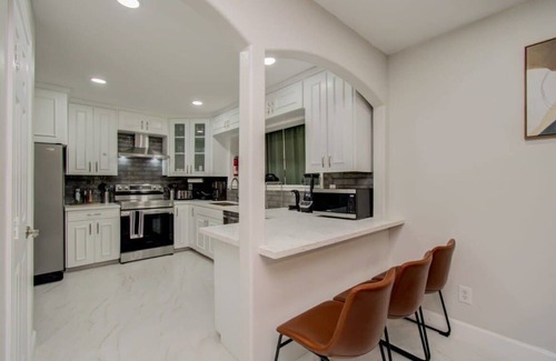 Houston House | Stunning Modern Dream Home |5-BD/2.5-BA, Sleeps 14