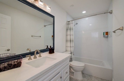 Houston House | Stunning Modern Dream Home |5-BD/2.5-BA, Sleeps 14