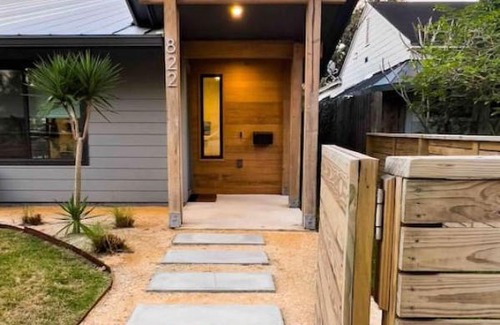 Park Lake - Highland House | Stunning Modern Home in Hip Enclave near DT