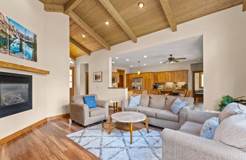 Gold Mountain House | Stunning Modern Mountain Cabin | Privacy | Nakoma Resort | Heat/AC