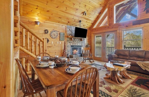 Hemlock Hills House | Stunning Mountain Cabin w/Hot tub