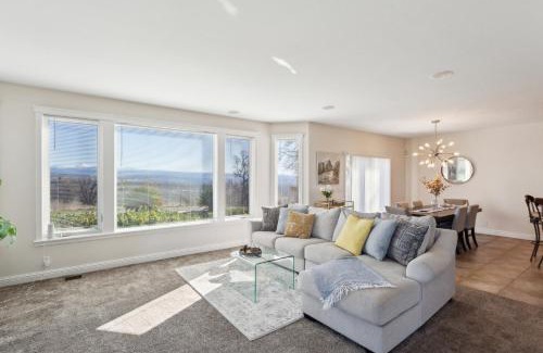 Bella Vista Apartment | Stunning Mountain Retreat with Unmatched Views estate