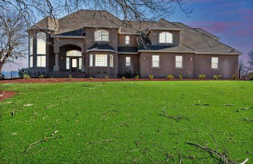 Bella Vista Apartment | Stunning Mountain Retreat with Unmatched Views estate
