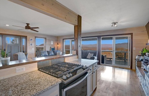 Hiawassee Cabin | Stunning mountain top panoramic view getaway cabin