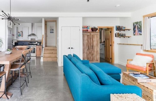 Port Angeles House | Stunning Mountain Views from an Exquisite Guest House!