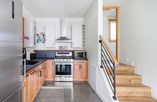 Port Angeles House | Stunning Mountain Views from an Exquisite Guest House!