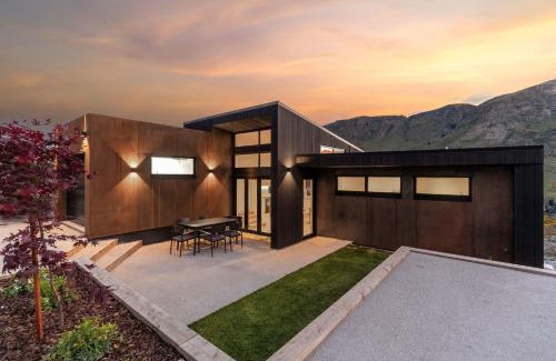 Arthur's Point House | Stunning Mountain Views in Queenstown-Hot tub