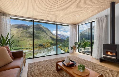 Arthur's Point House | Stunning Mountain Views in Queenstown-Hot tub