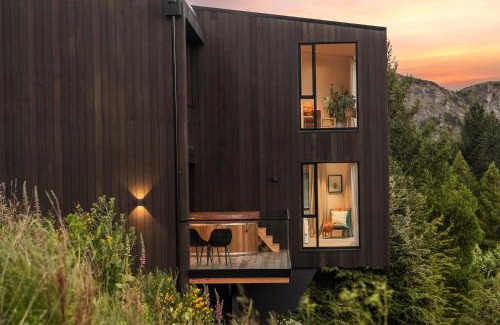 Arthur's Point House | Stunning Mountain Views in Queenstown-Hot tub