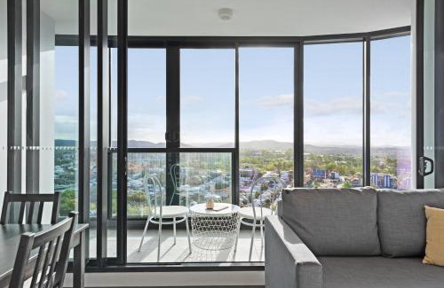 Fortitude Valley Apartment | Stunning Mountain Views plus Infinity Pool, Gym, Park