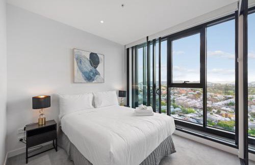 Fortitude Valley Apartment | Stunning Mountain Views plus Infinity Pool, Gym, Park