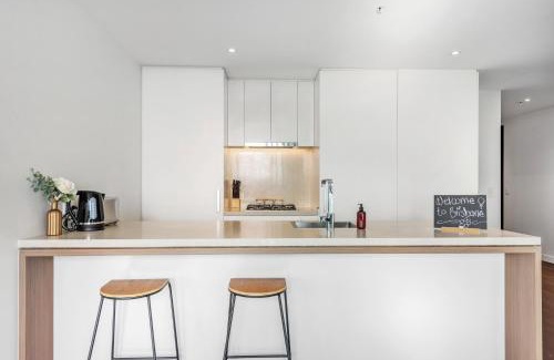 Fortitude Valley Apartment | Stunning Mountain Views plus Infinity Pool, Gym, Park