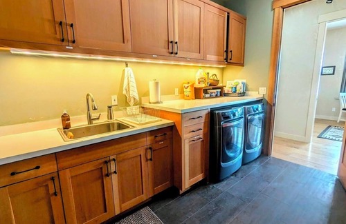 Bend Apartment | Stunning mountain views, quiet, peaceful, unique, private attached guest suite