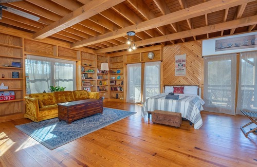 Burnsville Cabin | **Stunning Mtn Lodge, Over 10 Private acres, Pond, fishing, Fire-pit, hiking**