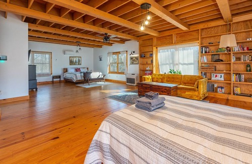 Burnsville Cabin | **Stunning Mtn Lodge, Over 10 Private acres, Pond, fishing, Fire-pit, hiking**