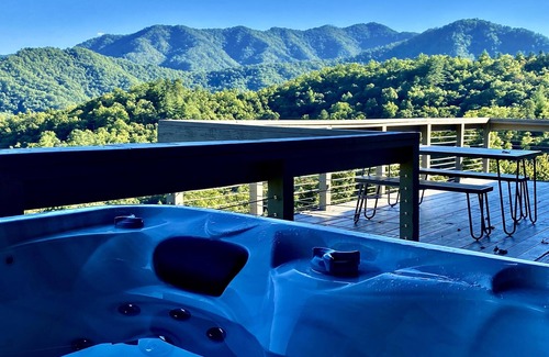 Bryson City Cabin | Stunning Mtn Views/Private/Sparkling Hot Tub/WI-FI