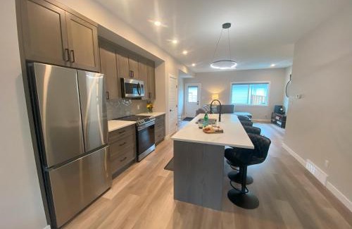 East Kootenay House | Stunning New 3 Bedroom Mountain View Condo