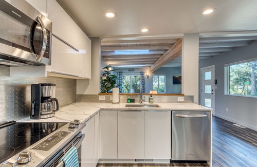 Florence House | Stunning new home with furnished deck & easy beach access