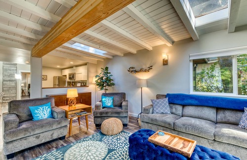 Florence House | Stunning new home with furnished deck & easy beach access