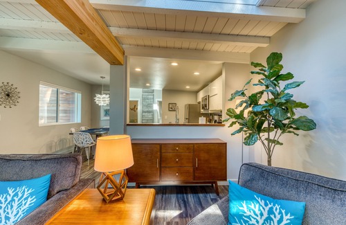 Florence House | Stunning new home with furnished deck & easy beach access