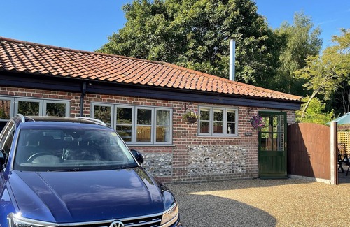 Bramerton House | Stunning Norfolk Flint Barn - Close to Norwich & The Broads
