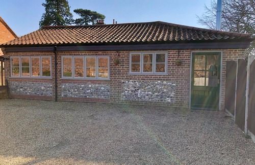 Bramerton House | Stunning Norfolk Flint Barn - Close to Norwich & The Broads