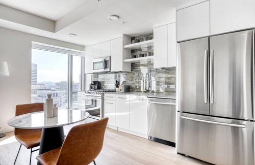 Downtown Oakland Apartment | Stunning Oakland 1BR w/AC, W/D, Sky Deck, next to BART, by Blueground