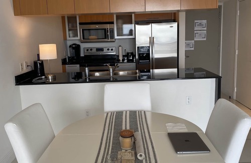 Downtown Miami Apartment | Stunning Ocean View and Elegant, Sun-lit Penthouse One-Bedroom Overlooking Miami
