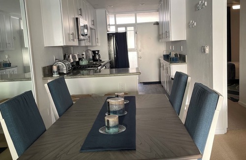 Mission Beach Condo | Stunning oceanfront retreat right on the Mission Beach Boardwalk! Parking!