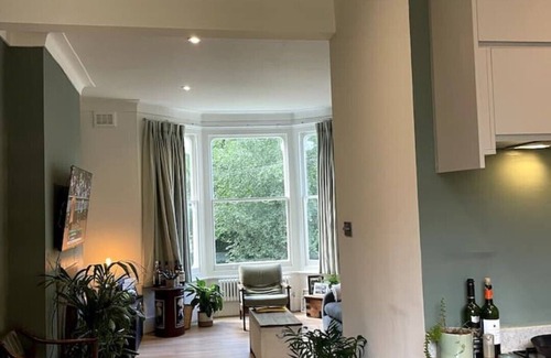 Lambeth Apartment | Stunning Open-plan Flat on a Leafy Brixton Avenue