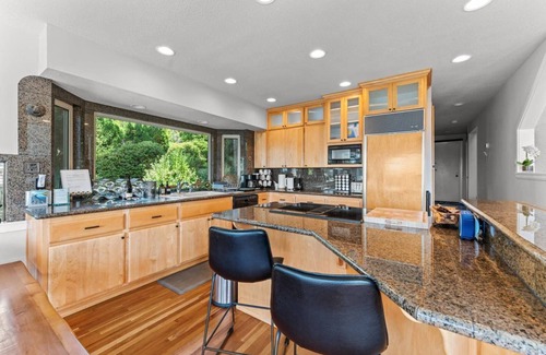 Camas House | Stunning Panoramic River and Mountain Views, Huge Covered Decks, Fire-Pit, Ping Pong, Gym, & More
