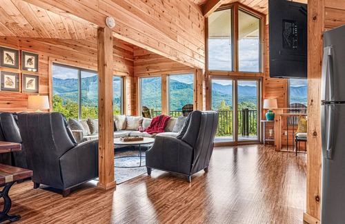 Pittman Center Ski Chalet | Stunning Panoramic Views + Fire Pit + Hot Tub