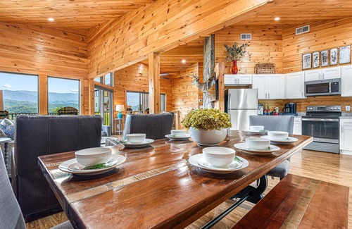 Pittman Center Ski Chalet | Stunning Panoramic Views + Fire Pit + Hot Tub