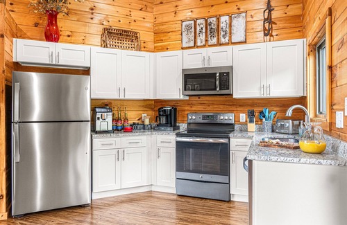 Pittman Center Ski Chalet | Stunning Panoramic Views + Fire Pit + Hot Tub