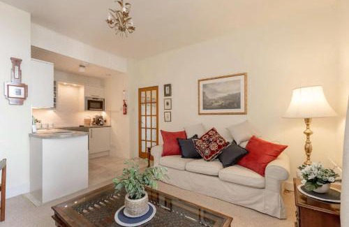 Old Town Apartment | Stunning Panoramic Views: Heart of the Royal Mile