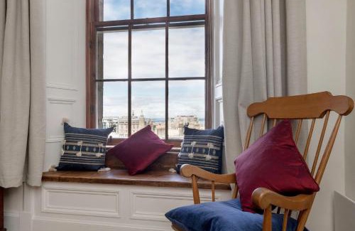 Old Town Apartment | Stunning Panoramic Views: Heart of the Royal Mile