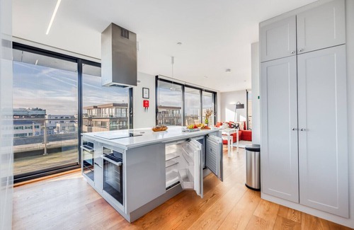 Central Milton Keynes Apartment | Stunning Penthouse City Centre Large Balcony Private Parking Smart TVs