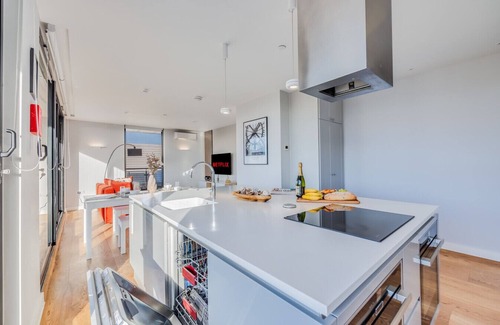 Central Milton Keynes Apartment | Stunning Penthouse City Centre Large Balcony Private Parking Smart TVs