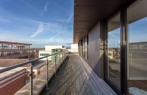 Central Milton Keynes Apartment | Stunning Penthouse City Centre Large Balcony Private Parking Smart TVs