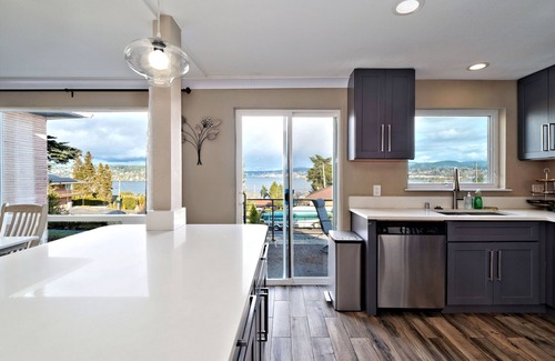 Bryn Mawr-Skyway House | Stunning PNW Mid-Century Seattle Home w/Lakefront Views! Sleeps Up to 16 Guests