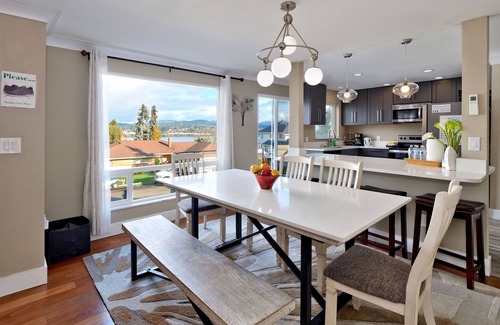 Bryn Mawr-Skyway House | Stunning PNW Mid-Century Seattle Home w/Lakefront Views! Sleeps Up to 16 Guests
