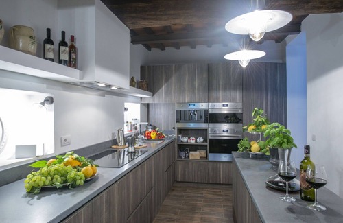 Panzano in Chianti Villa | Stunning private villa with WIFI, A/C, private pool, hot tub, TV, patio, close to Greve In Chianti