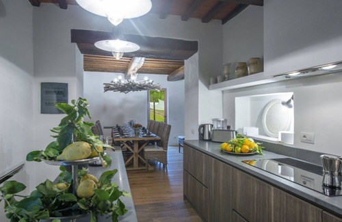Panzano in Chianti Villa | Stunning private villa with WIFI, A/C, private pool, hot tub, TV, patio, close to Greve In Chianti